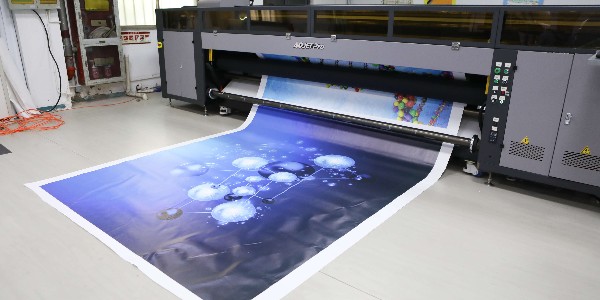 是什么原因?qū)е掳及嬗∷⒅谐霈F(xiàn)圖文模糊？